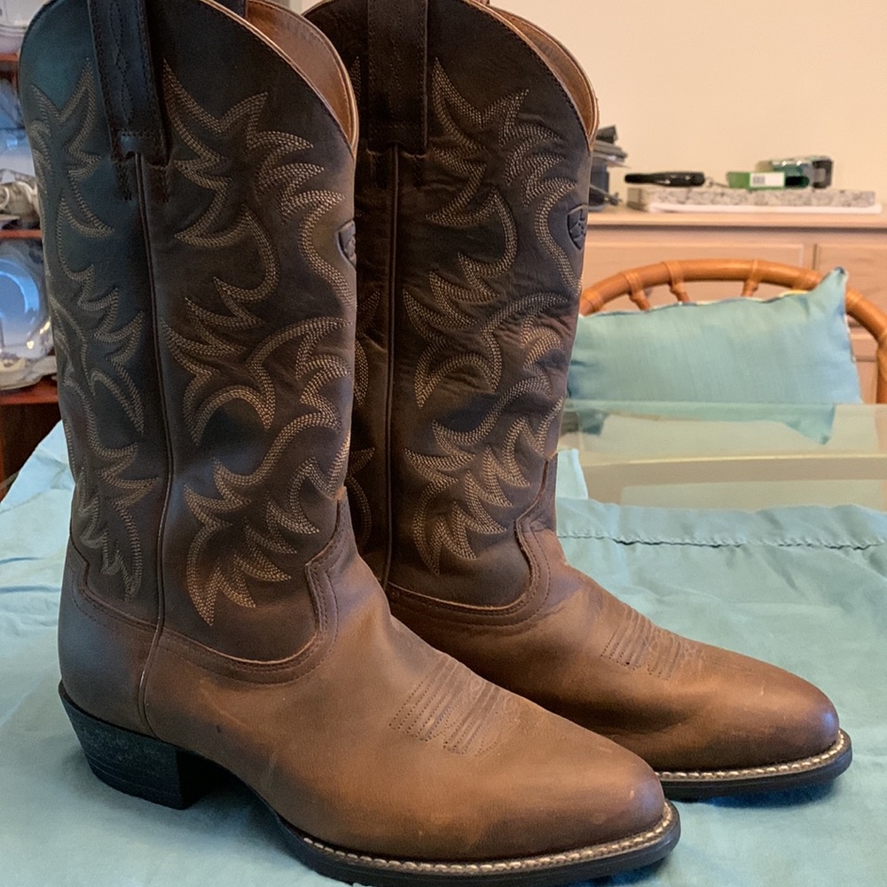 Men’s ARIAT Cowboy boots 8EE Preowned but in very nice shape
